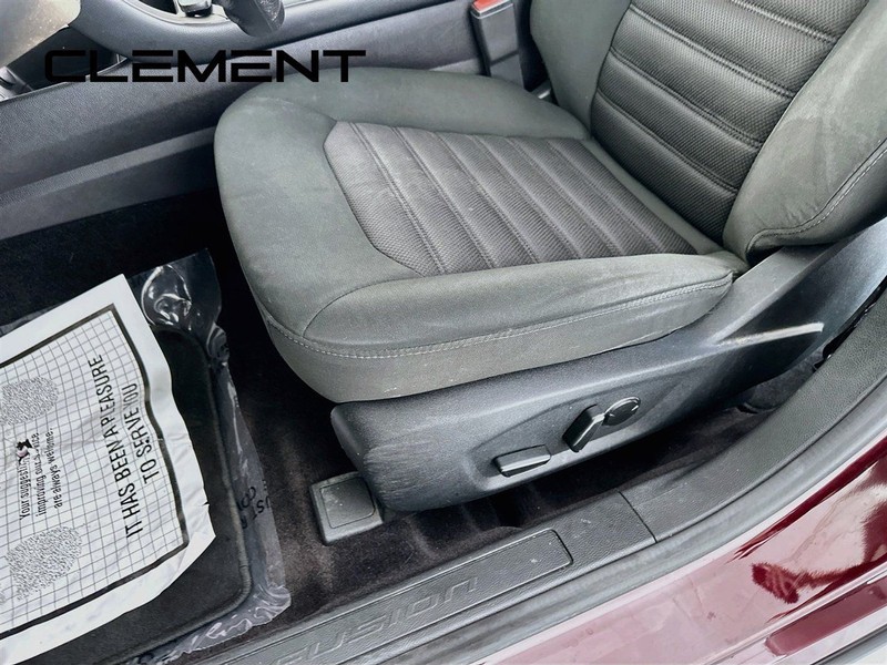 Ford Fusion Vehicle Full-screen Gallery Image 27