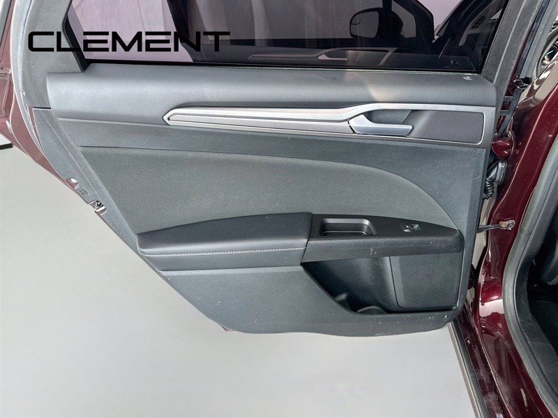 Ford Fusion Vehicle Full-screen Gallery Image 29