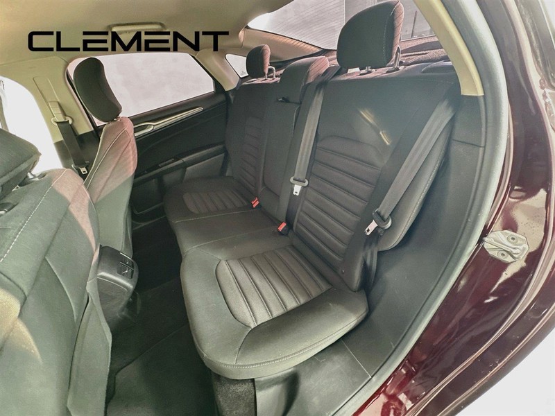 Ford Fusion Vehicle Full-screen Gallery Image 30
