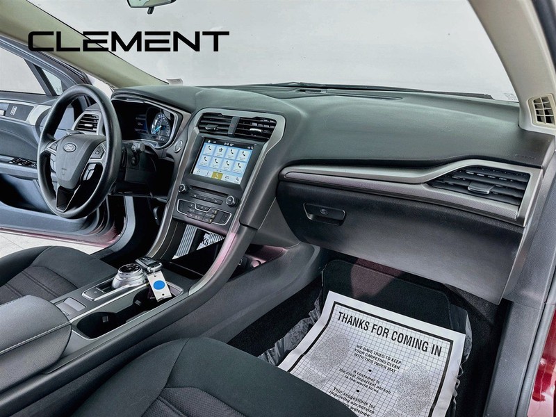 Ford Fusion Vehicle Full-screen Gallery Image 32