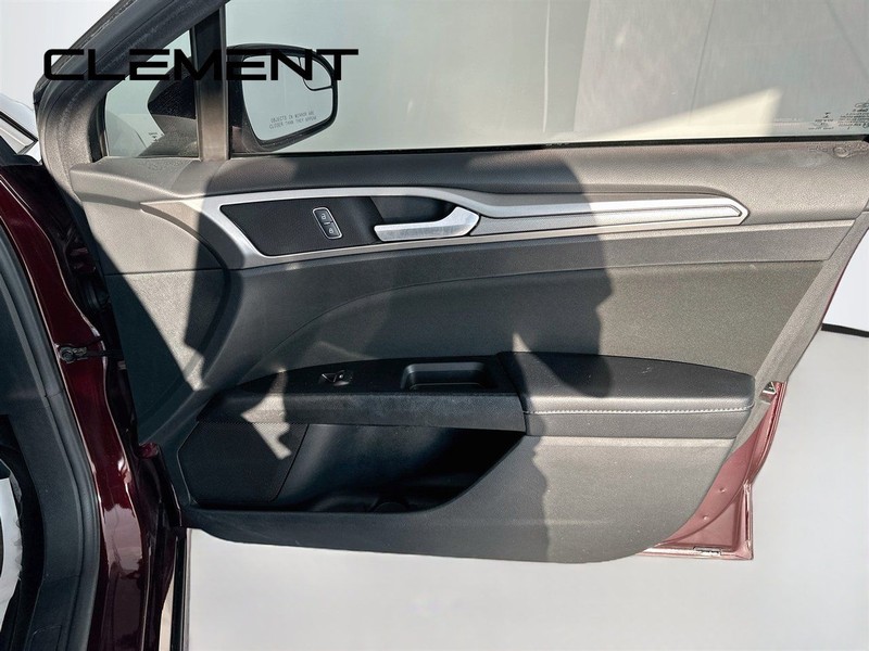 Ford Fusion Vehicle Full-screen Gallery Image 33