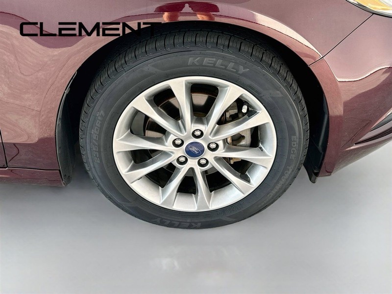 Ford Fusion Vehicle Full-screen Gallery Image 34