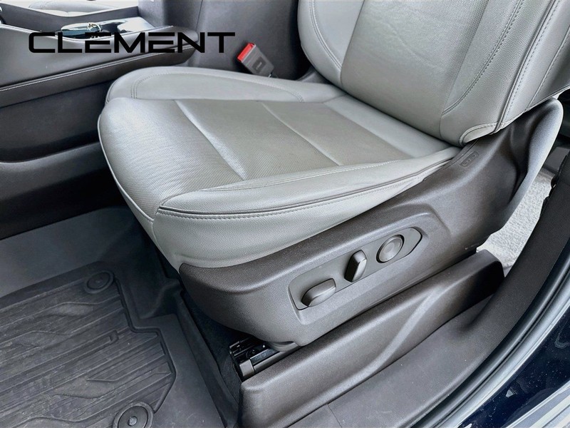 GMC Yukon Vehicle Full-screen Gallery Image 30