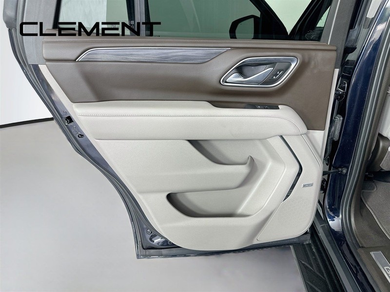 GMC Yukon Vehicle Full-screen Gallery Image 32