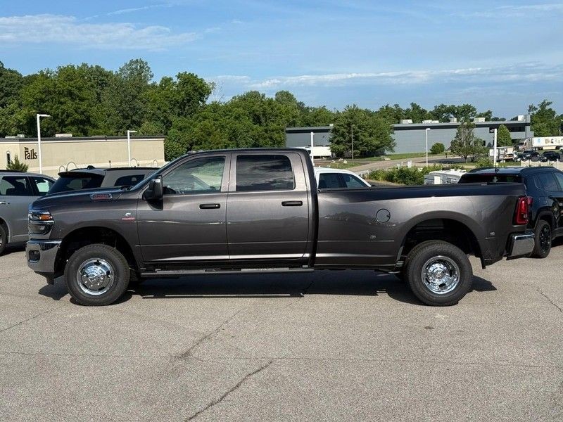 Ram 3500 Vehicle Full-screen Gallery Image 2