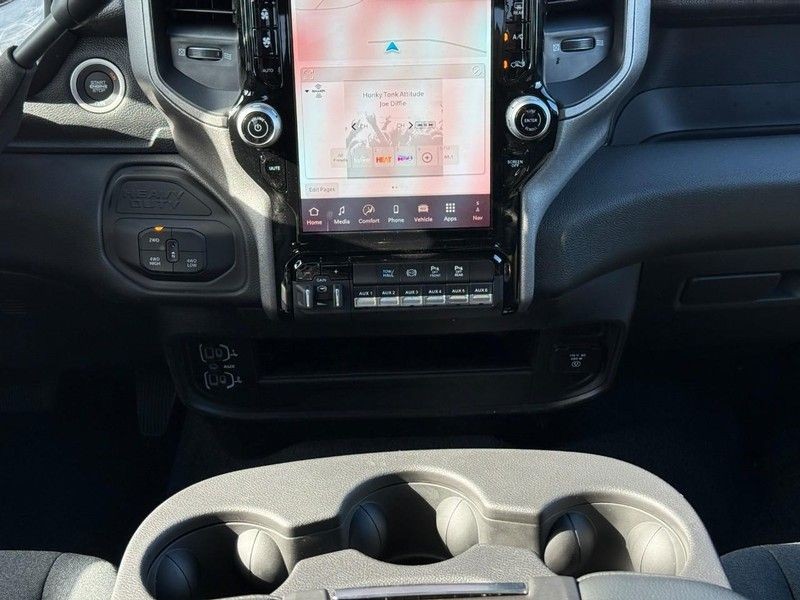 Ram 3500 Vehicle Full-screen Gallery Image 9