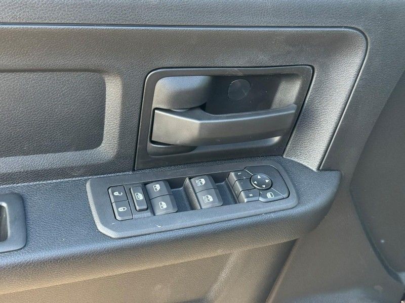 Ram 3500 Vehicle Full-screen Gallery Image 11