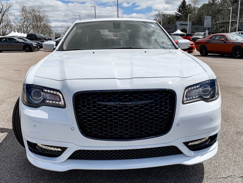 Chrysler 300 Vehicle Image 04