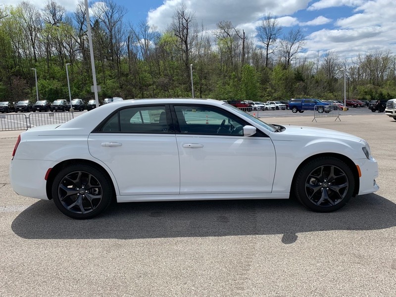 Chrysler 300 Vehicle Image 24