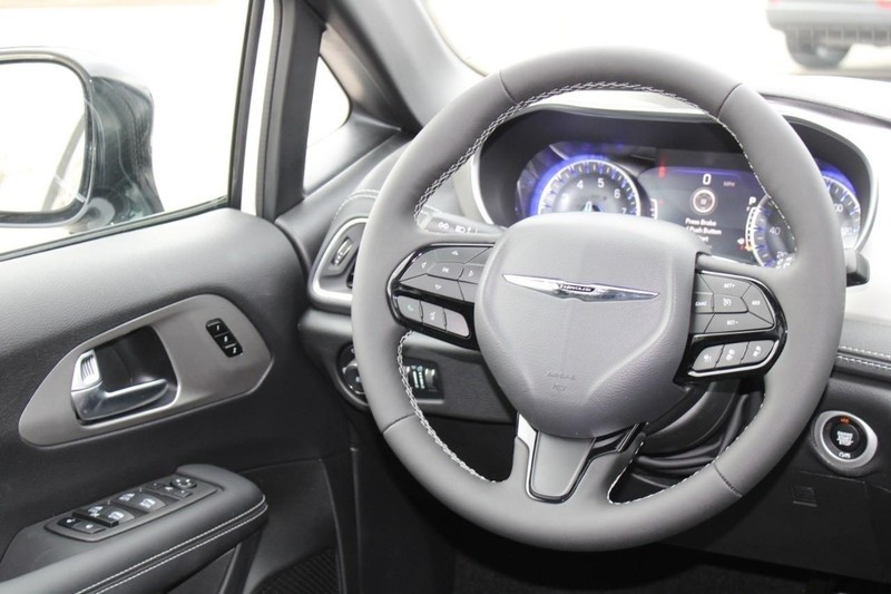 Chrysler Pacifica Vehicle Image 14