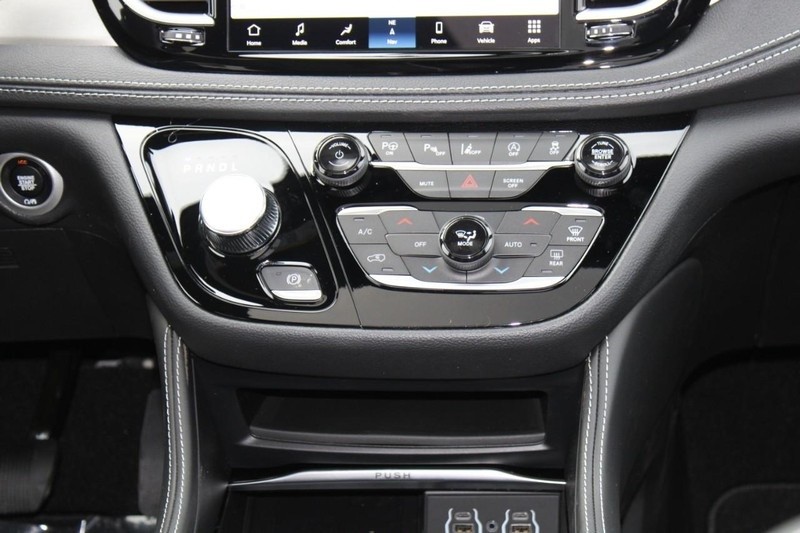 Chrysler Pacifica Vehicle Image 16