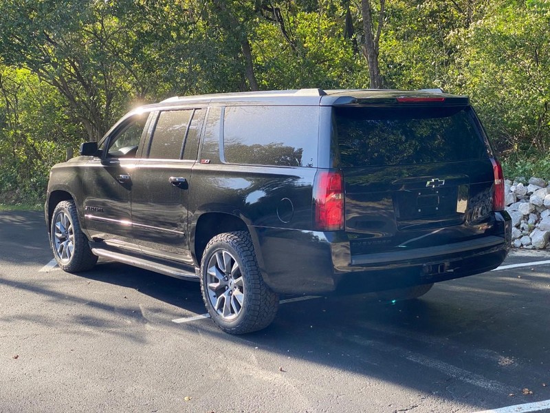 Chevrolet Suburban Vehicle Image 04