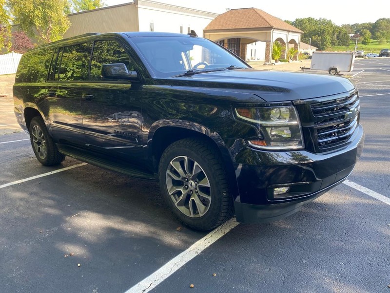 Chevrolet Suburban Vehicle Image 12