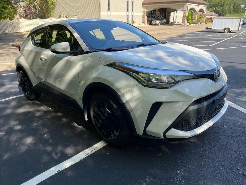 Toyota C-HR Vehicle Image 11