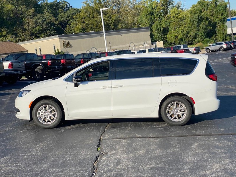 Chrysler Voyager Vehicle Image 03