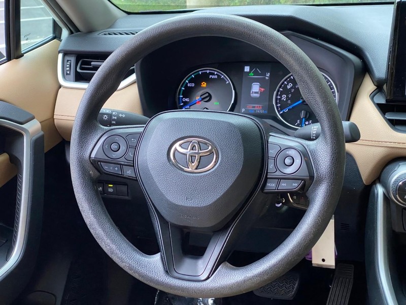 Toyota RAV4 Hybrid Vehicle Image 17