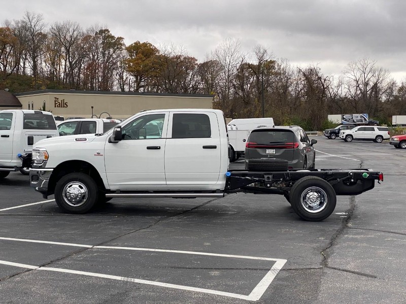 Ram 3500 Chassis Cab Vehicle Image 03