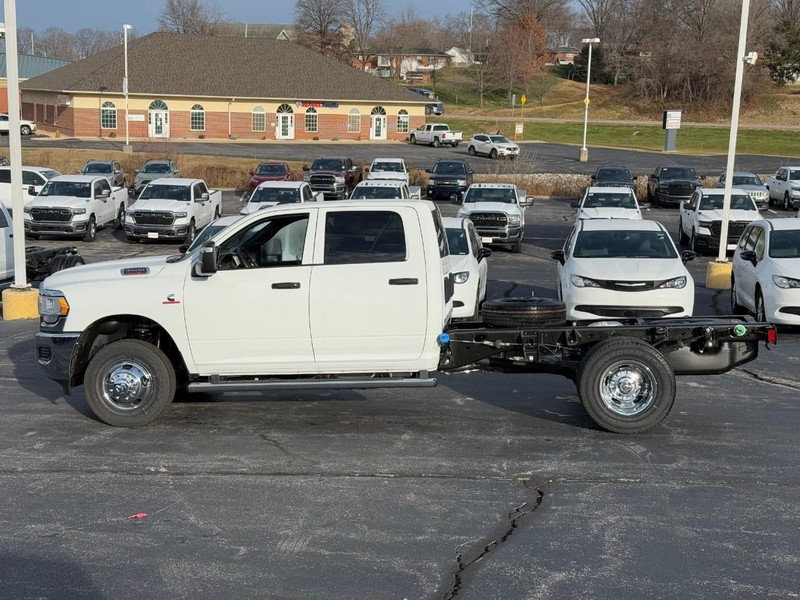 Ram 3500 Chassis Cab Vehicle Image 03