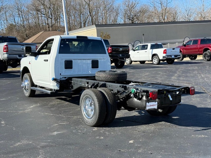 Ram 3500 Chassis Cab Vehicle Image 04