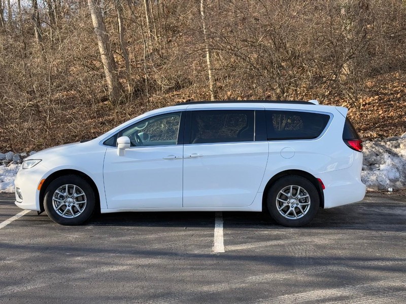 Chrysler Pacifica Vehicle Image 03