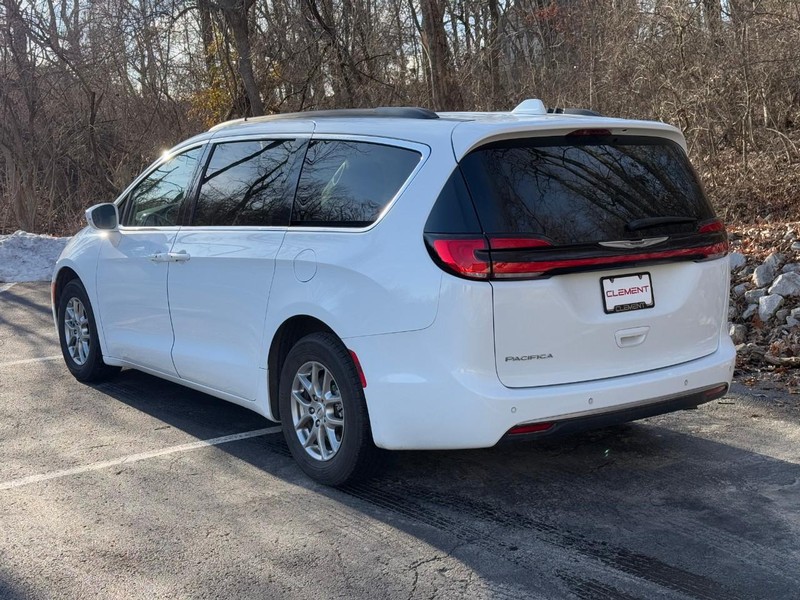 Chrysler Pacifica Vehicle Image 04