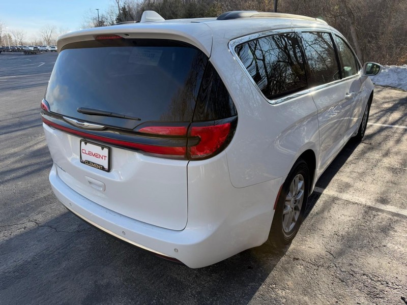 Chrysler Pacifica Vehicle Image 11