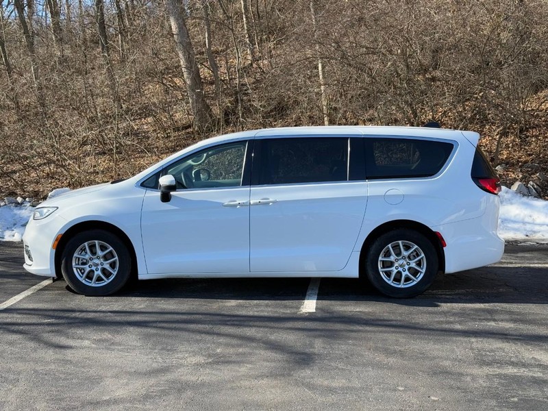 Chrysler Pacifica Vehicle Image 03