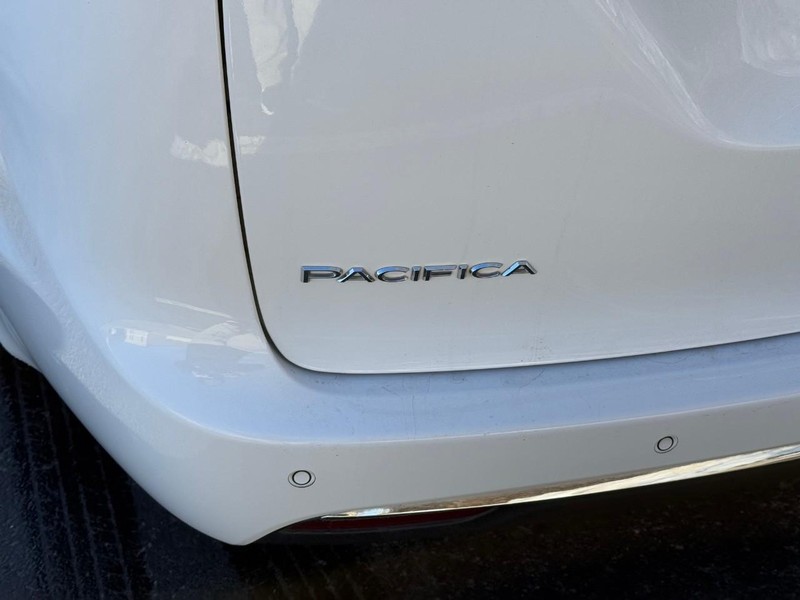 Chrysler Pacifica Vehicle Image 07