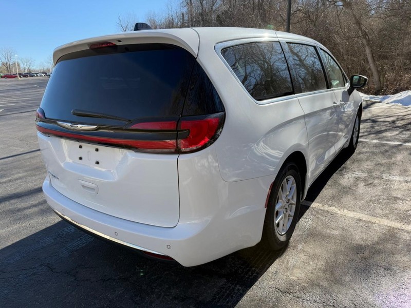 Chrysler Pacifica Vehicle Image 11