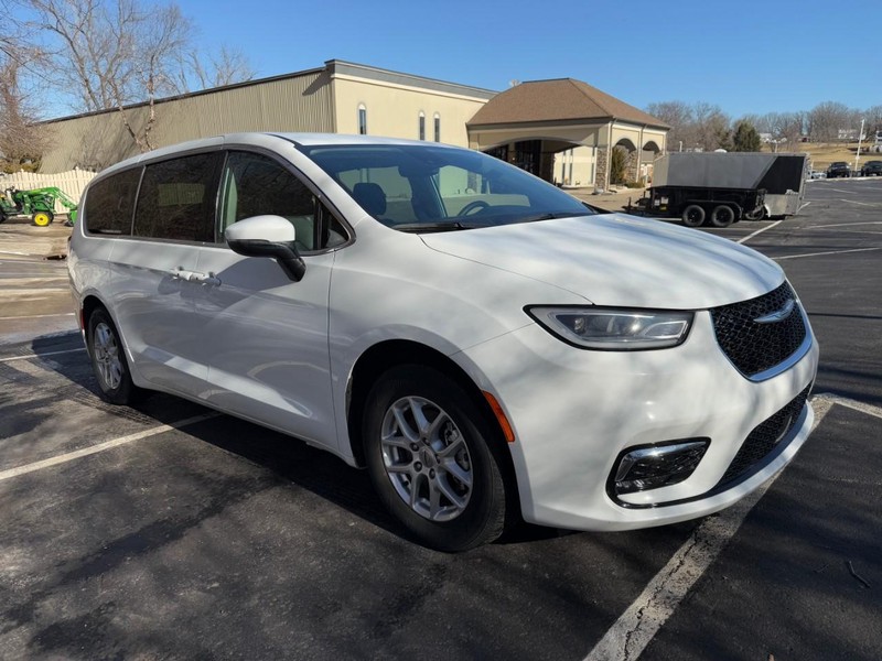 Chrysler Pacifica Vehicle Image 12