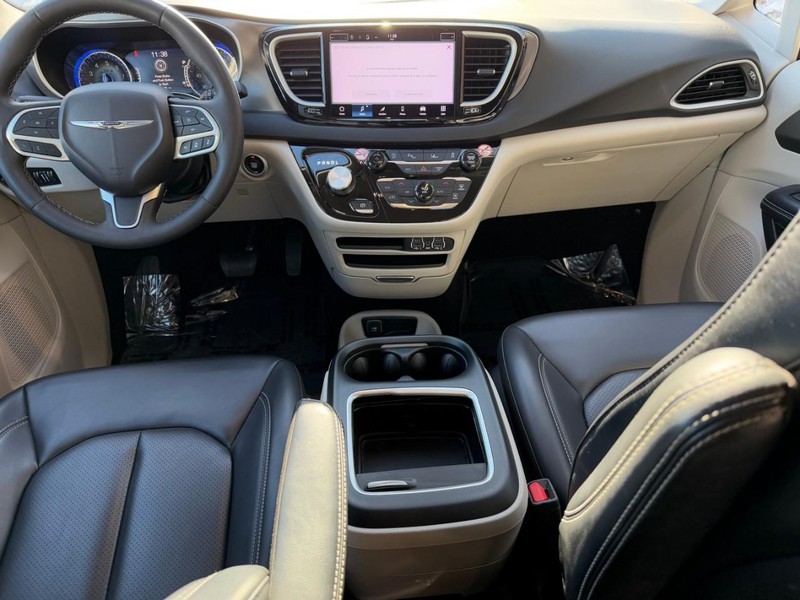 Chrysler Pacifica Vehicle Image 16