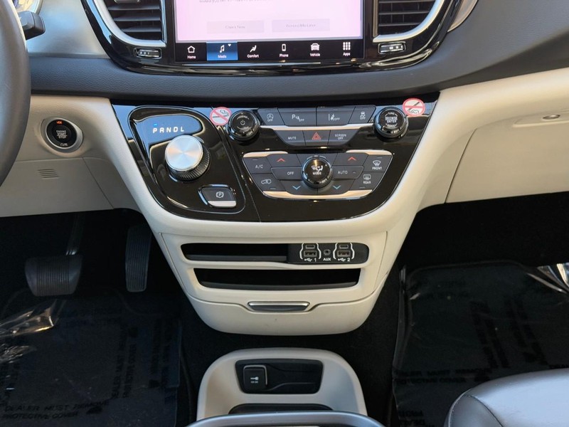 Chrysler Pacifica Vehicle Image 19