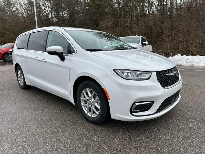 Chrysler Pacifica Vehicle Image 11