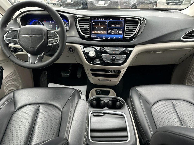 Chrysler Pacifica Vehicle Image 15