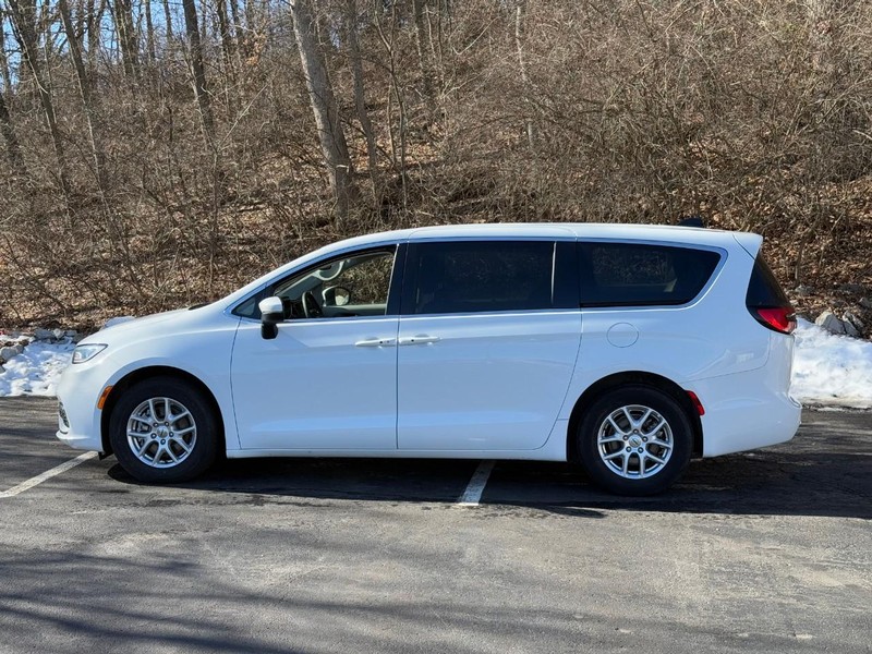 Chrysler Pacifica Vehicle Image 03