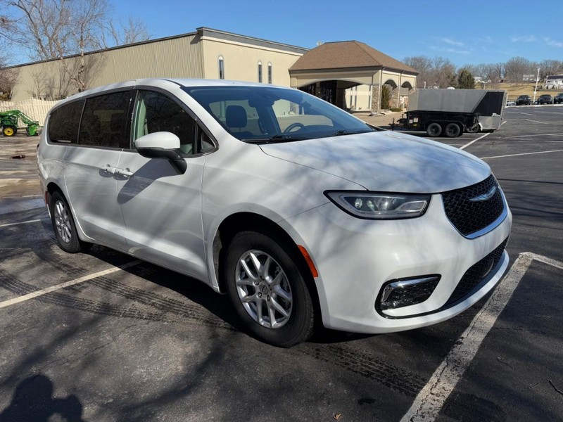 Chrysler Pacifica Vehicle Image 08