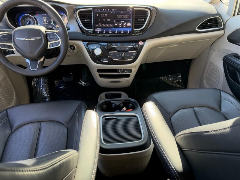 Chrysler Pacifica Vehicle Image 14