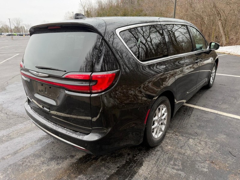 Chrysler Pacifica Vehicle Image 11