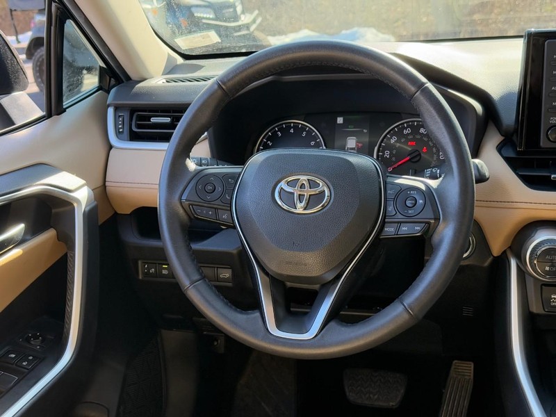 Toyota RAV4 Vehicle Image 16