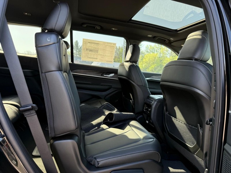 Jeep Grand Cherokee L Vehicle Image 08