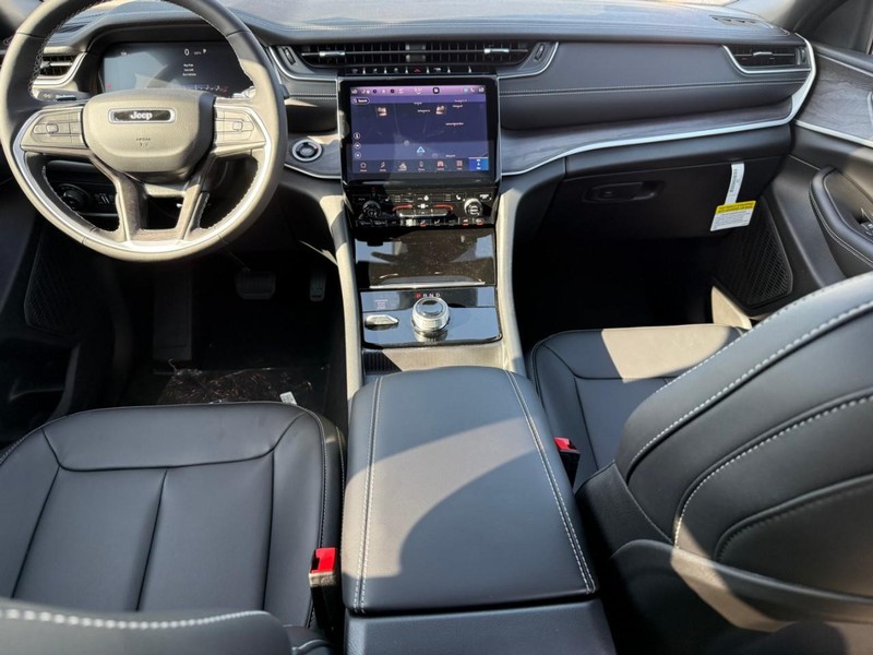 Jeep Grand Cherokee L Vehicle Image 11