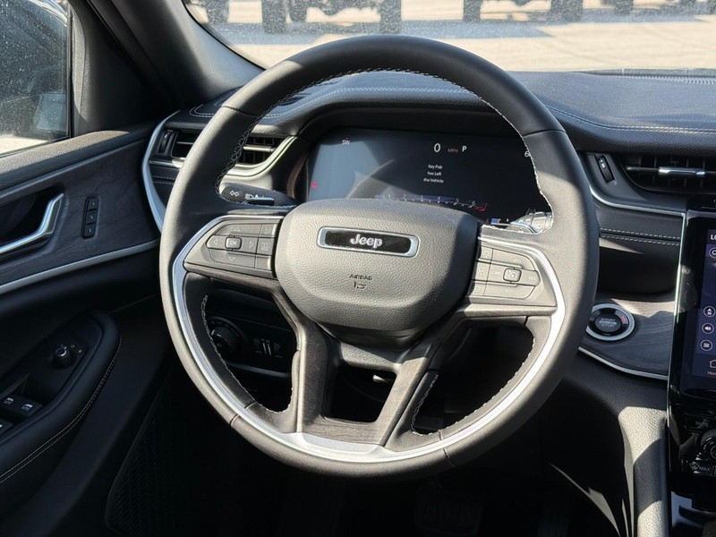 Jeep Grand Cherokee L Vehicle Image 12