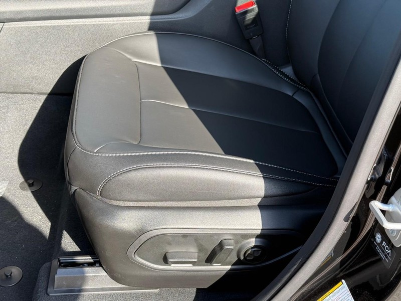Jeep Grand Cherokee L Vehicle Image 16