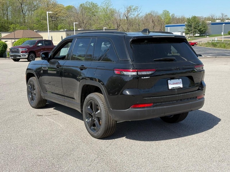 Jeep Grand Cherokee Vehicle Image 04