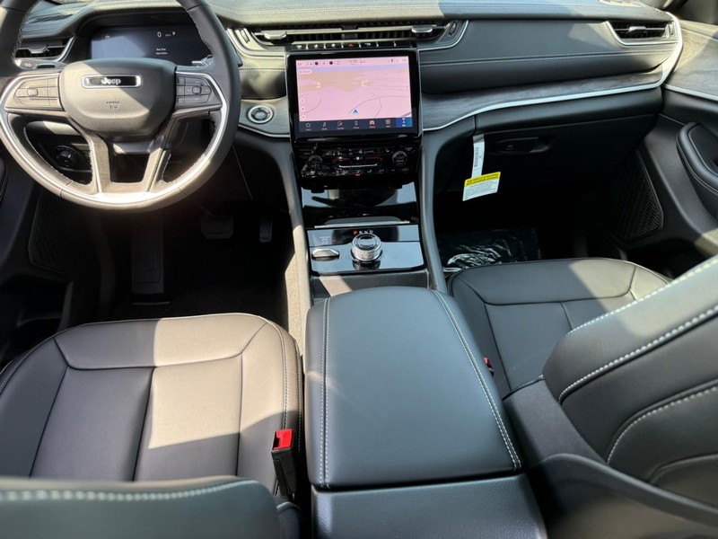 Jeep Grand Cherokee Vehicle Image 09