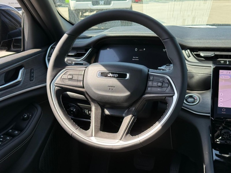 Jeep Grand Cherokee Vehicle Image 11
