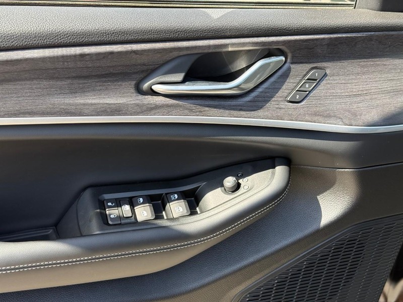 Jeep Grand Cherokee Vehicle Image 15