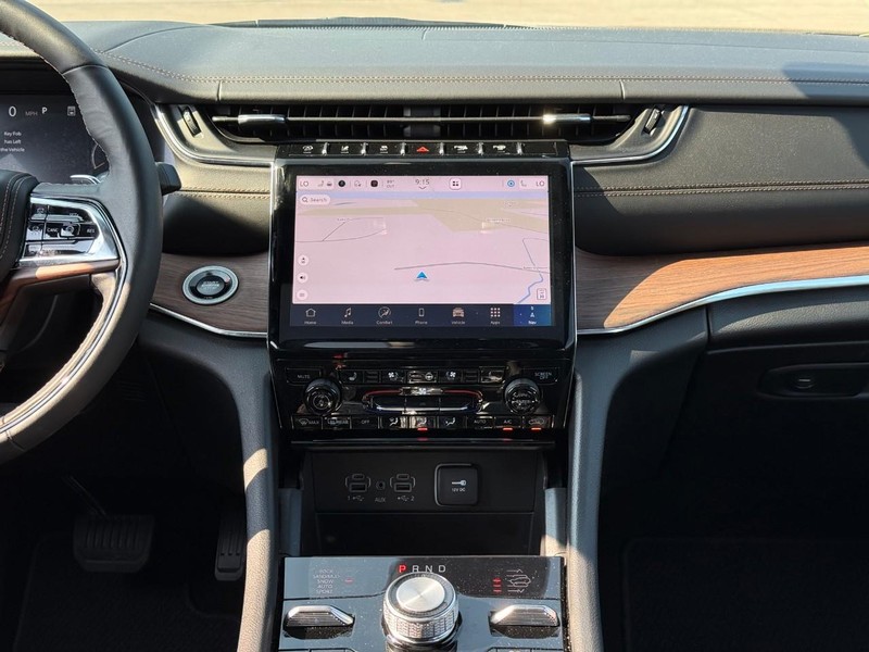 Jeep Grand Cherokee L Vehicle Image 13