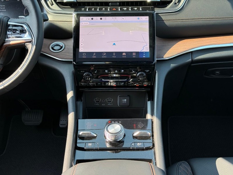 Jeep Grand Cherokee L Vehicle Image 14