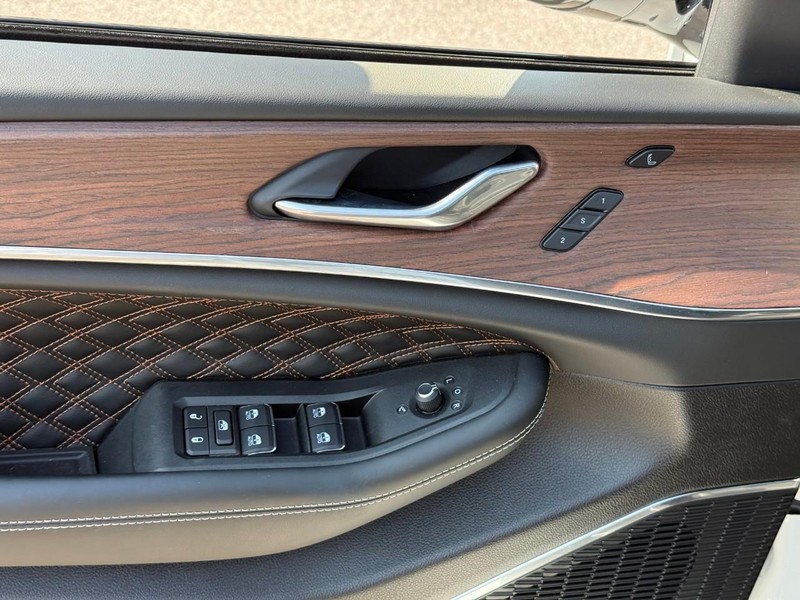 Jeep Grand Cherokee L Vehicle Image 16